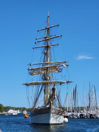 20250629. Briggen Tre kronor på väg att landa på Lotsbryggan.