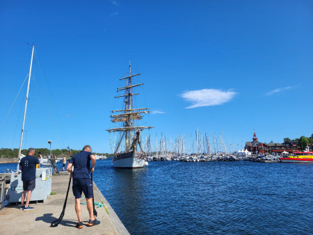 20250629. Bestättning gör sig redo för att ta emot briggen Tre kronor på Lotsbryggan