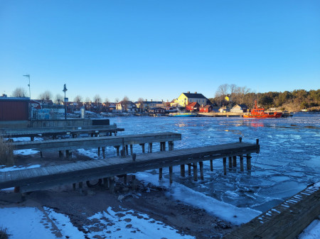 20260214, Alla hjärtans dag var vi ute på ön några timmar. Lågvatten som synes under bryggorna.