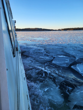 20260214. Båten körde genom isen som slog mot skrovet.