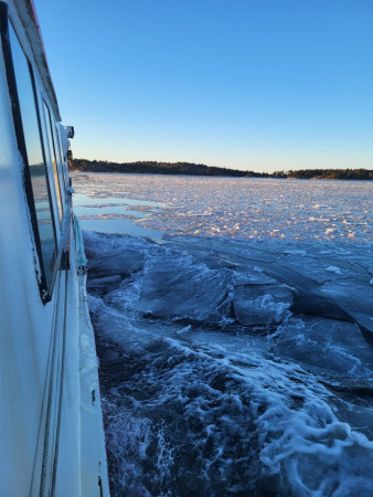 20260214. Is på sjön mellan Stavsnäs-Sandhamn